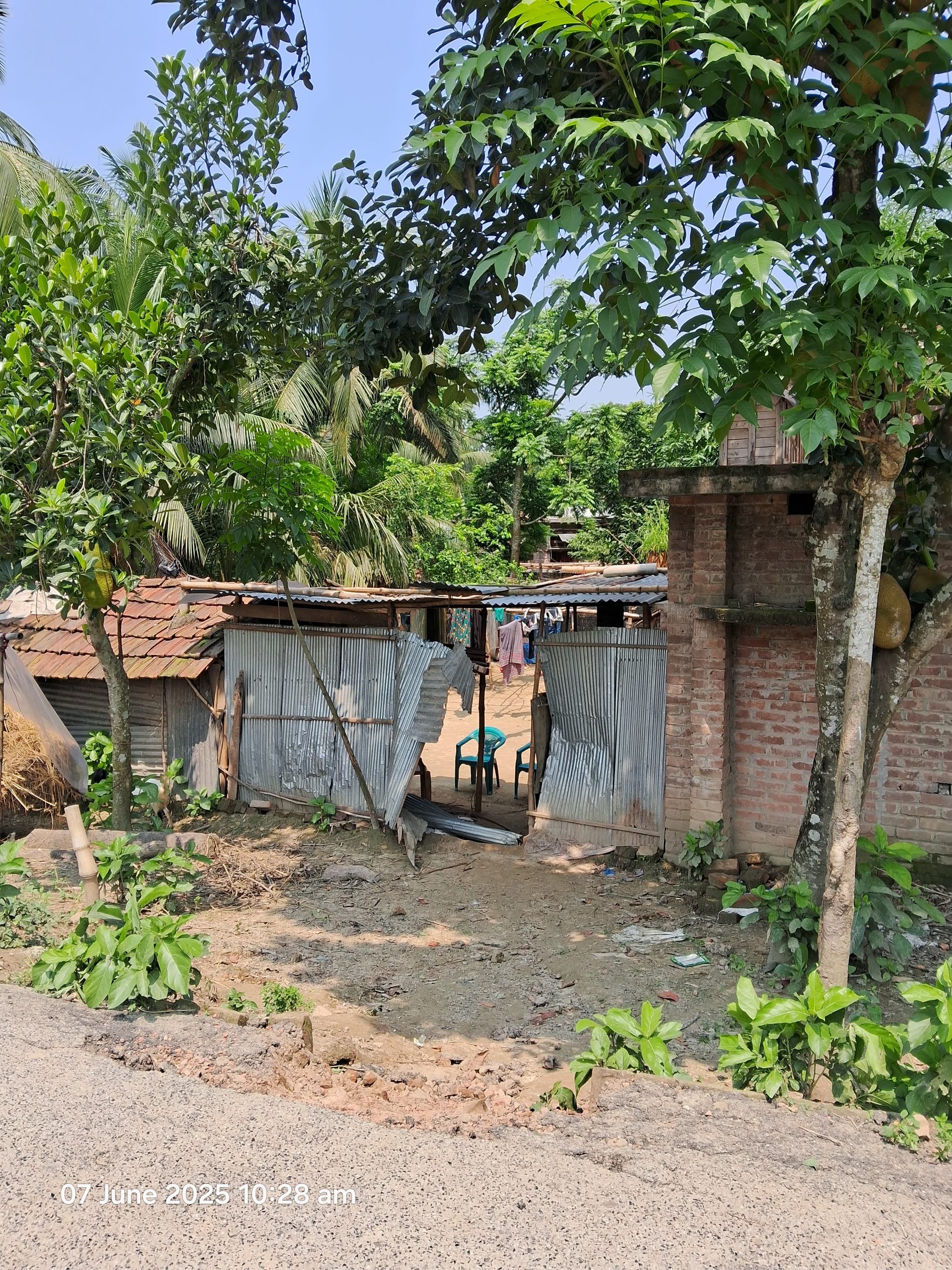 জায়গা জমির বিরোধ সংক্রান্ত বিষয়কে কেন্দ্র করে সমন্বয়কের বাড়িতে হামলা ও ভাঙচুর